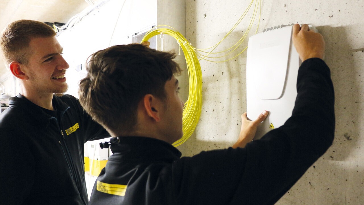 Les apprentis de Käser AG Olten, Altin Alijaj (à gauche) et Emanuel Rizzo (à droite), lors de l'installation d'un BEP